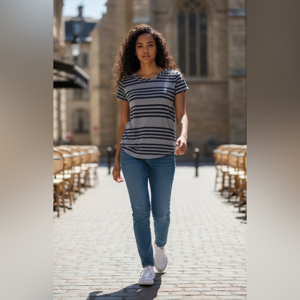 Anthropologie /Splendid  Gray and navy blue Striped Short Sleeve Tee size large